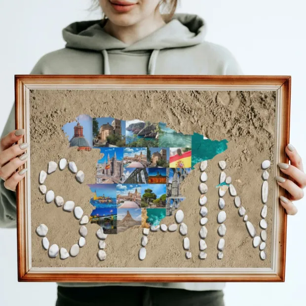Fotoplakat w drewnianej ramie z przykładowym kolażem zdjęć z nadrukiem mapy Hiszpanii trzymany przez kobietę
