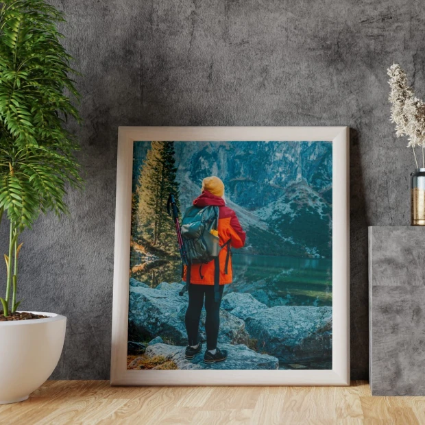 Plakat fotoplakat ze zdjęcia 50x50 cm - Aranżacja w salonie. Szare ściany, drewniana podłoga, roślina w doniczce