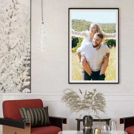 Plakat fotoplakat ze zdjęcia 50x70 cm - Aranżacja w salonie. Ściany w jasnym kolorze, meble w odcieniach czerwieni i zieleni