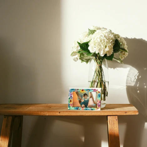 Plakat ze zdjęcia 20x30 cm na ważne okazje - Aranżacja w salonie. Jasne ściany i drewniane meble