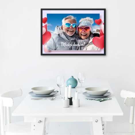 Plakat ze zdjęcia 30x40 cm dla zakochanych - Aranżacja w jadalni. Stół z białym obrusem, talerzami i świecami