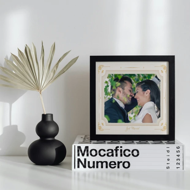 Plakat ze zdjęcia 50x50 cm dla zakochanych - Aranżacja w nowoczesnym wnętrzu. Ściany w jasnym kolorze, minimalistyczne meble