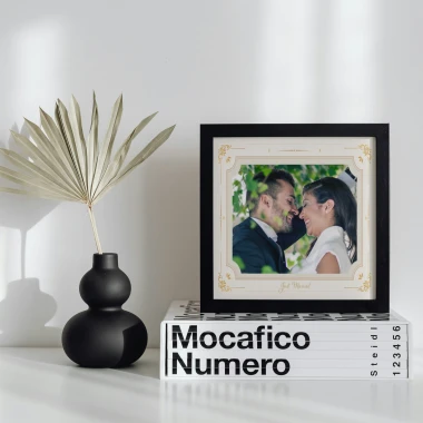 Plakat ze zdjęcia 50x50 cm dla zakochanych - Aranżacja w nowoczesnym wnętrzu. Ściany w jasnym kolorze, minimalistyczne meble
