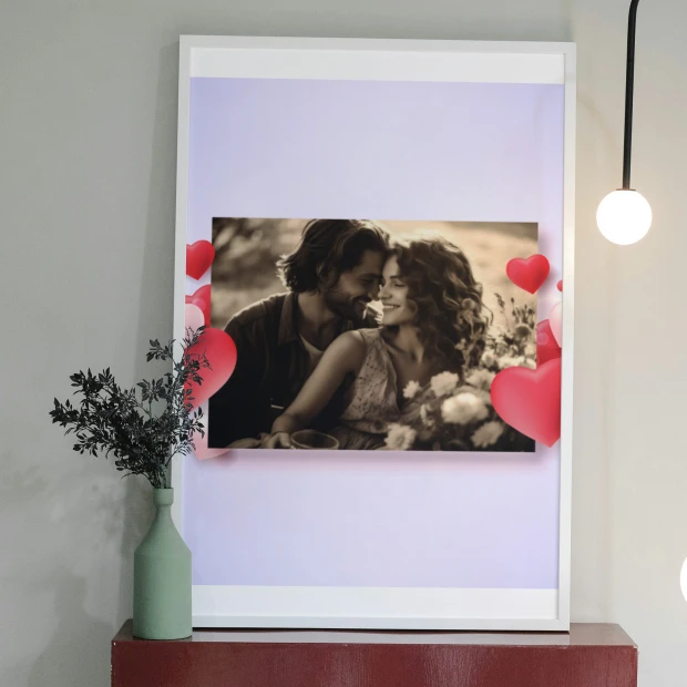 Plakat ze zdjęcia 50x70 cm dla zakochanych - Aranżacja w salonie. Ściany w jasnym kolorze, minimalistyczne meble