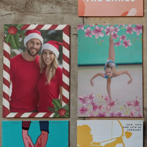 Plakat ze zdjęcia 50x70 cm na ważne okazje - Wzór graficzny. Obrazek przedstawia parę w czerwonych koszulach z ozdobami