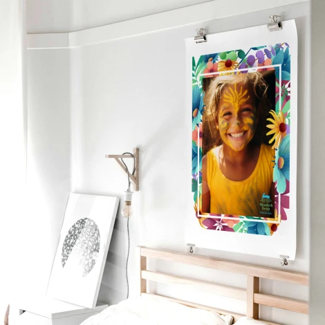 Plakat ze zdjęcia 70x100 cm na ważne okazje - Aranżacja w sypialni. Ściany w jasnym kolorze, minimalistyczne meble