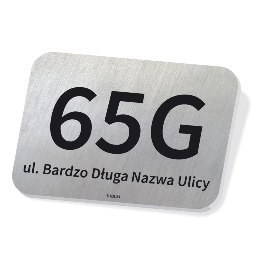 Tabliczka adresowa z dibondu w ujęciu pokazującym grubość płyty oraz pole na numer domu i nazwę ulicy