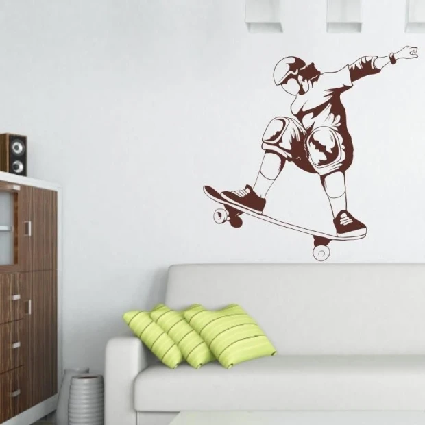 Energetyczna naklejka skater 1026 w nowoczesnym salonie, dodająca stylu i dynamiki wnętrzu.