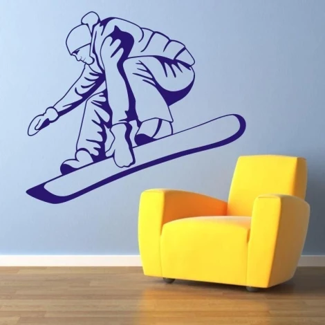 Szablon malarski snowboardzista 1166 - Aranżacja w pokoju. Ściana w jasnym kolorze, żółty fotel w prostym stylu