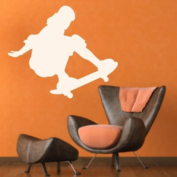 Dynamiczna naklejka skater 1017 w stylowej aranżacji na pomarańczowej ścianie, idealna do nowoczesne