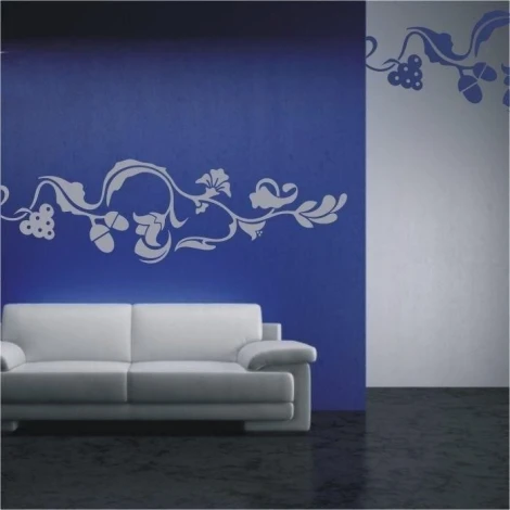 Elegancka naklejka pnącza 003 w nowoczesnym salonie, na intensywnie niebieskiej ścianie, dodaje styl