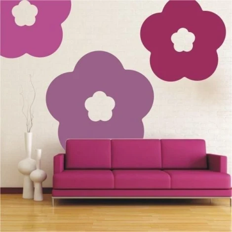 Szablon malarski klasik 087 w intensywnych kolorach kwiatów, nadający energii nowoczesnemu salonowi.