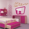 Naklejka orzeł 13 w nowoczesnym, różowym pokoju dziecięcym, dodająca energii i charakteru przestrzen
