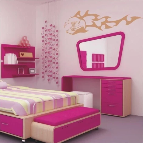 Naklejka orzeł 13 w nowoczesnym, różowym pokoju dziecięcym, dodająca energii i charakteru przestrzen
