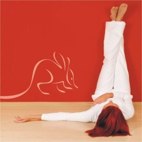 Stylowa naklejka zwierząt 33 w minimalistycznym wnętrzu, dodająca lekkości i charakteru ścianom w no