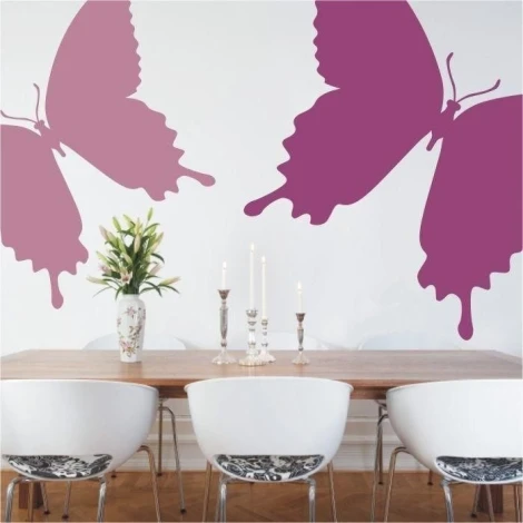 Motylowy szablon 013 w delikatnych odcieniach różu, w nowoczesnej jadalni, dodaje lekkości i stylu w