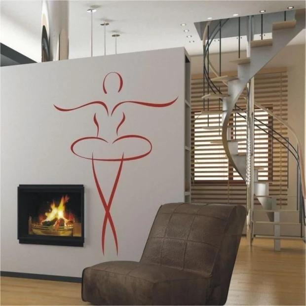 Elegancka naklejka lady 38 w minimalistycznym wnętrzu, idealna do nowoczesnego salonu z kominkiem.