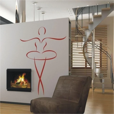 Elegancka naklejka lady 38 w minimalistycznym wnętrzu, idealna do nowoczesnego salonu z kominkiem.