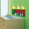 Naklejka kaczka 0962 w radosnej łazience, dodająca kolorowego akcentu na zielonej ścianie.