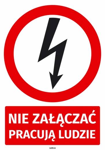 Naklejka BHP na białym tle z czarną błyskawicą w czerwonym kole i napisem Nie załączać Pracują ludzie