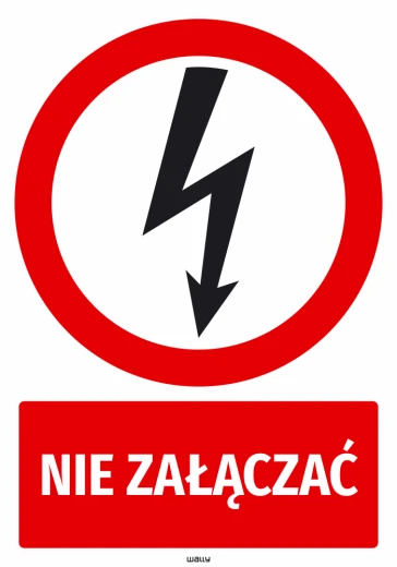 Naklejka BHP na białym tle z czerwonym zakazem, czarną błyskawicą i białym napisem Nie załączać na czerwonym polu