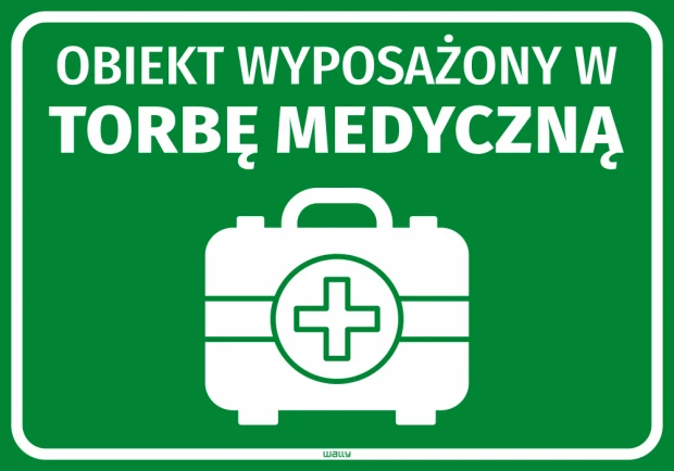 Zielona naklejka BHP z białym piktogramem torby medycznej i napisem Obiekt wyposażony w torbę medyczną