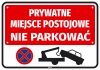 Naklejka informacyjna Prywatne miejsce postojowe Nie parkować - Wzór graficzny. Czerwone tło z białym napisem, symbol zakazu