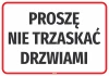 Naklejka Proszę nie trzaskać drzwiami - Wzór graficzny. Tekst w dużych, wyraźnych literach na białym tle z czerwoną ramką