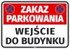 Naklejka Zakaz parkowania wejście do budynku - Wzór graficzny. Czerwone tło z białym napisem, niebieskie znaki zakazu po