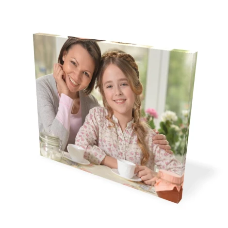 Obraz na płótnie ze zdjęcia 60x75 cm - Aranżacja w kuchni. Jasne ściany, stół z filiżankami, kwiaty w tle