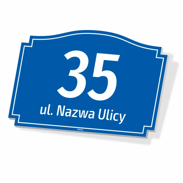 Niebieska tabliczka adresowa wycięta w ozdobny kształt z polem na numer domu i nazwę ulicy, wizualizacja na białym tle
