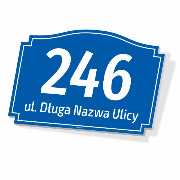 Niebieska tabliczka adresowa z polem na numer domu i nazwę ulicy, pokazana pod kątem z efektem trójwymiarowości