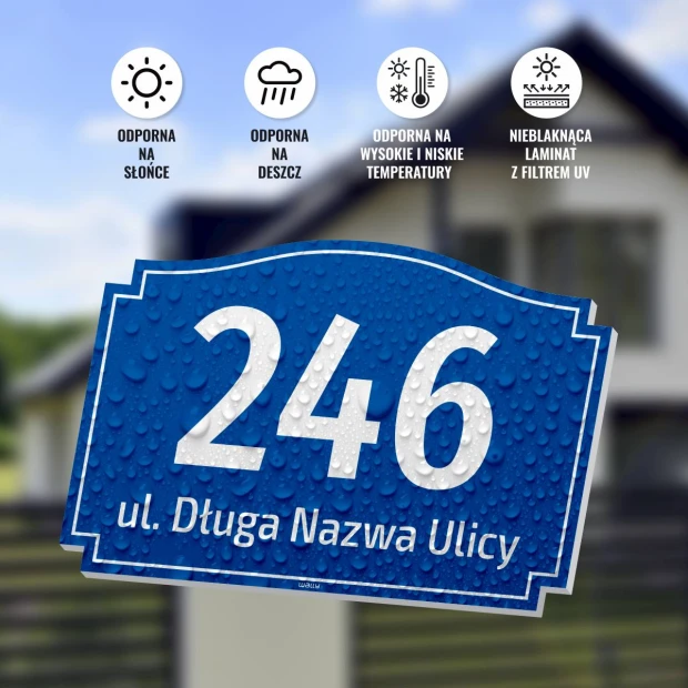 Niebieska tabliczka adresowa z polem na numer domu i nazwę ulicy, na infografice prezentującej odporność na pogodę