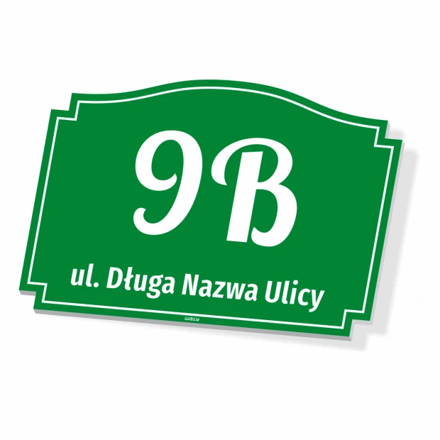 Zielona tabliczka adresowa z polem na numer domu i nazwę ulicy, ukazana z efektem cienia na białym tle