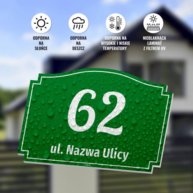 Zielona tabliczka adresowa z polem na numer domu i nazwę ulicy w infografice pokazującej odporność na wodę