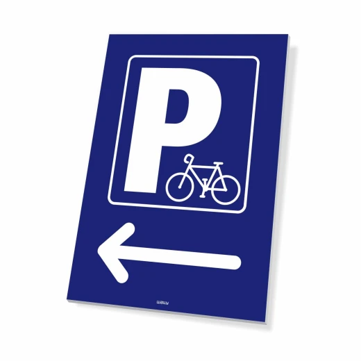Niebieska tabliczka Parking dla rowerów z białą literą P, piktogramem roweru oraz strzałką w lewo