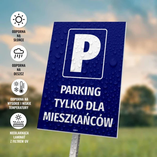 Tabliczka PARKING TYLKO DLA MIESZKAŃCÓW na słupku w ujęciu prezentującym odporność na deszcz i warunki atmosferyczne
