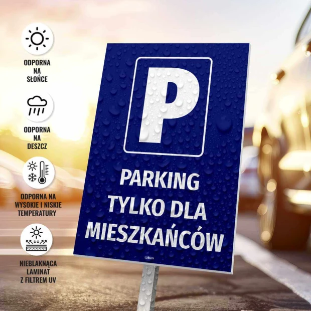 Niebieska tabliczka PARKING TYLKO DLA MIESZKAŃCÓW na słupku z infografiką opisującą odporność na warunki atmosferyczne