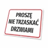 Tabliczka Proszę nie trzaskać drzwiami - Wzór graficzny. Prosta prostokątna forma z białym tłem i czerwonym obramowaniem