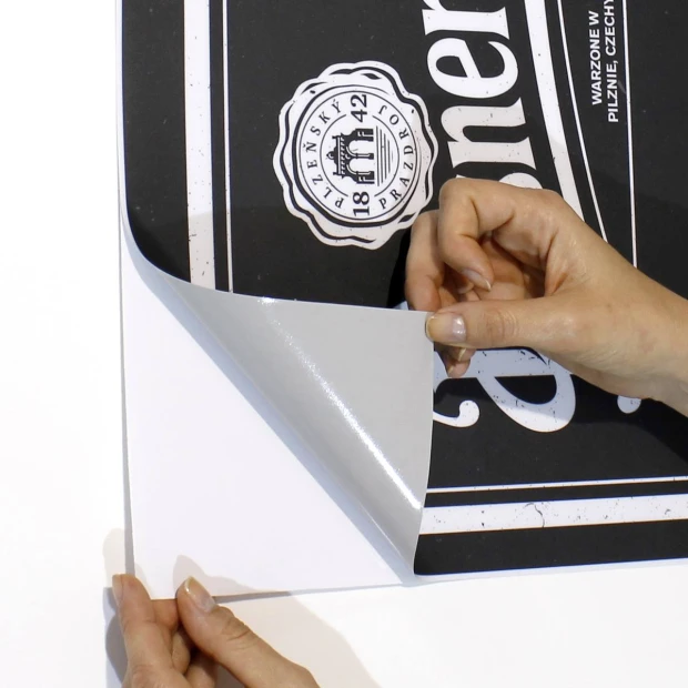 Folia kredowa z własnym nadrukiem - Wzór graficzny. Grafika przedstawia ciemne tło z białym logo i tekstem
