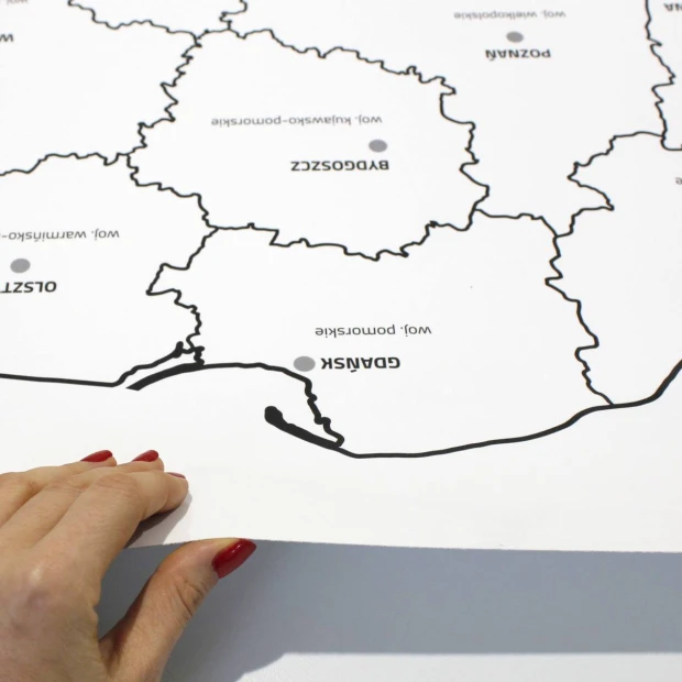 Folia tablicowa suchościeralna z własnym nadrukiem - Wzór graficzny. Kontury mapy z nazwami miejscowości w czerni na białym
