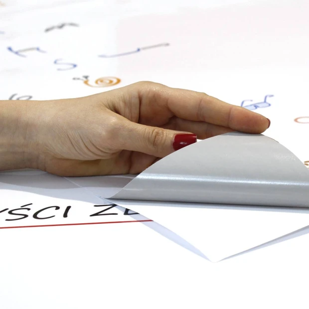 Folia tablicowa suchościeralna z własnym nadrukiem - Wzór graficzny. Na białym tle widoczne są kolorowe napisy i symbole