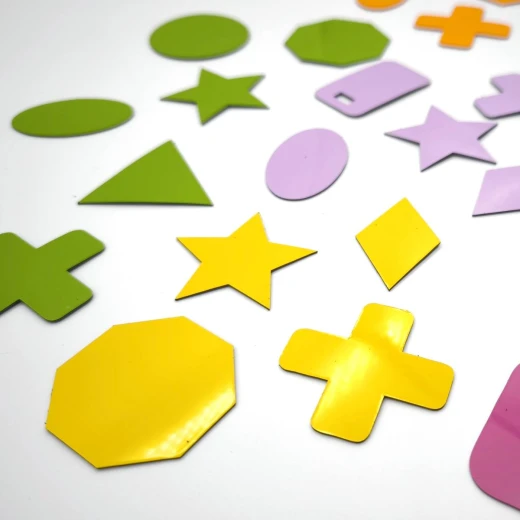 Kolorowe magnesy suchościeralne w małych rozmiarach wycięte w różnorodne kształty geometryczne