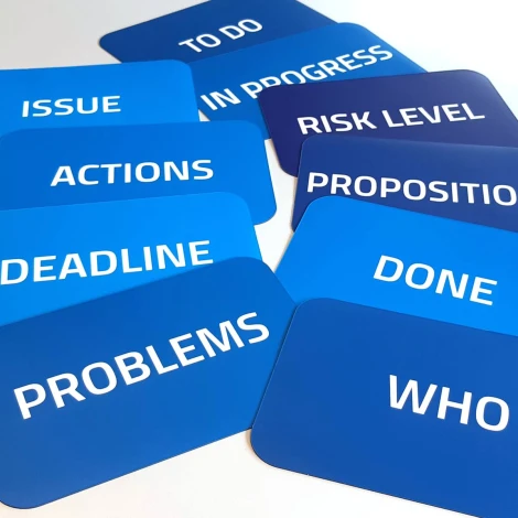 Mata magnetyczna z własnym nadrukiem - Wzór graficzny. Niebieskie tło z białymi napisami w różnych układach