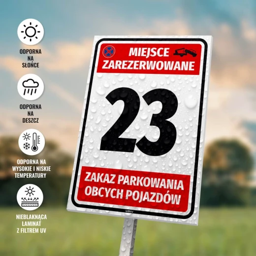 Tabliczka Miejsce zarezerwowane Zakaz parkowania obcych pojazdów z miejscem na numer, zamontowana na słupku