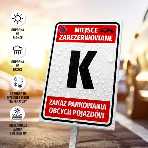 Tabliczka Miejsce zarezerwowane Zakaz parkowania obcych pojazdów z kroplami wody, pokazująca odporność na deszcz