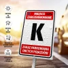 Tabliczka parkingowa Miejsce zarezerwowane z polem na numer, literę, oznaczenie - Wzór graficzny. Czerwony napis na białym