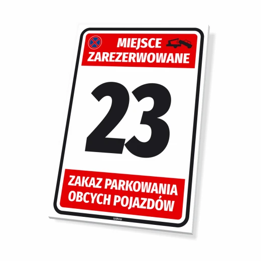 Tabliczka Miejsce zarezerwowane Zakaz parkowania obcych pojazdów z przykładowym numerem, ukazana pod kątem