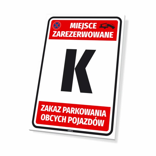 Tabliczka Miejsce zarezerwowane Zakaz parkowania obcych pojazdów z przykładową literą na białym tle