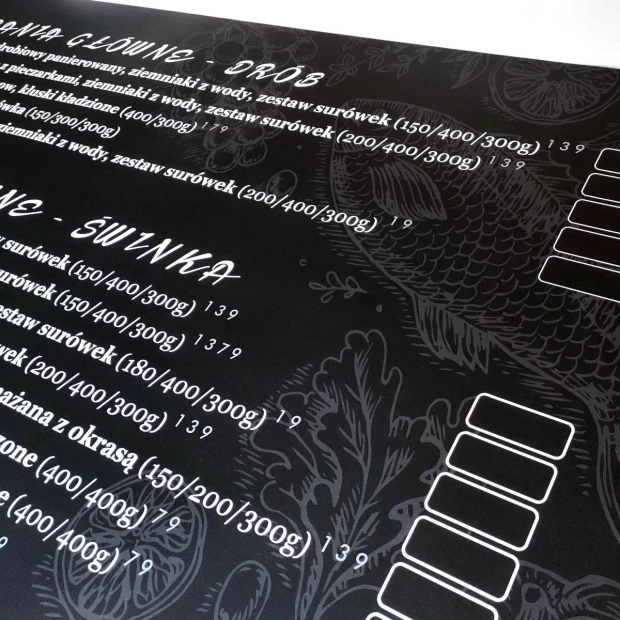 Folia magnetyczna kredowa z nadrukiem menu restauracji, pokazana w zbliżeniu na detale grafiki i tekstu